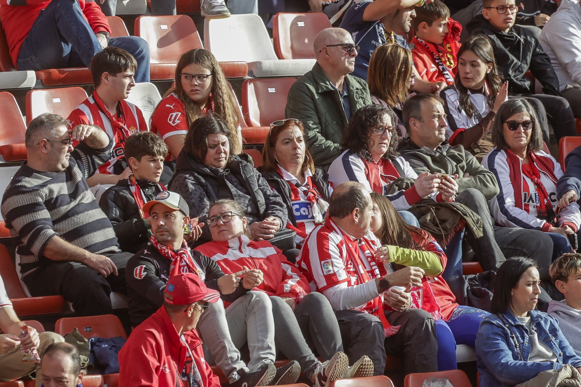 Fotos: ¿Estuviste en El Molinón viendo el Sporting-Las Palmas? ¡Búscate!