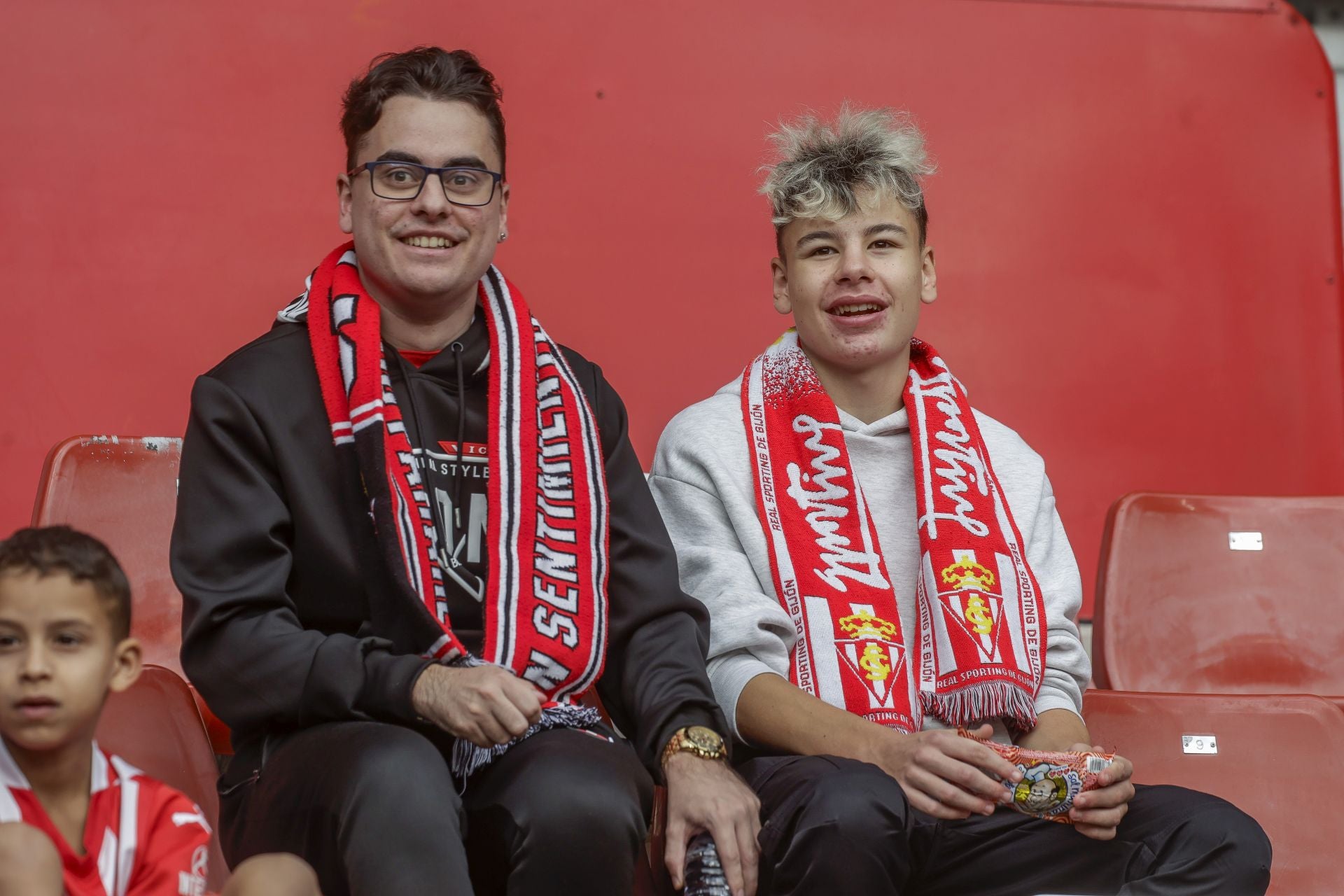 Fotos: ¿Estuviste en El Molinón viendo el Sporting-Las Palmas? ¡Búscate!