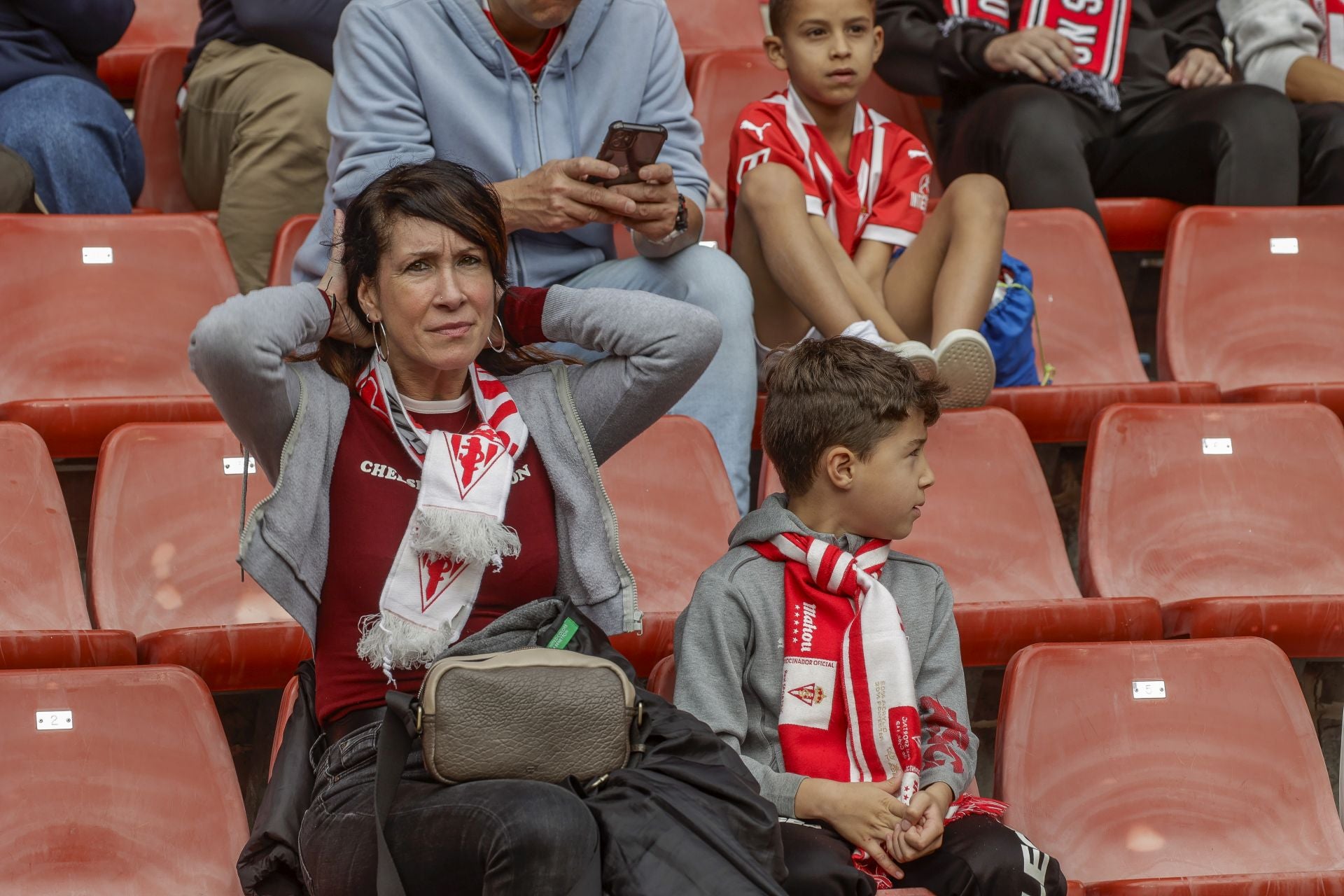 Fotos: ¿Estuviste en El Molinón viendo el Sporting-Las Palmas? ¡Búscate!