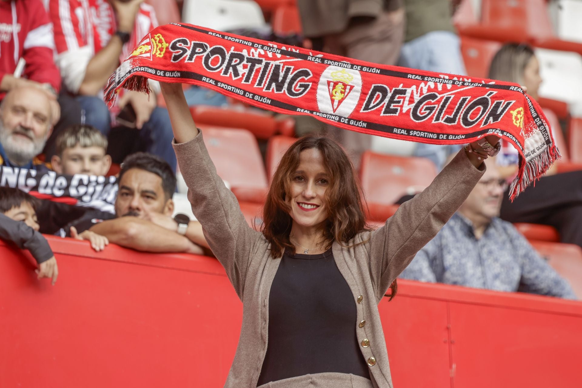 Fotos: ¿Estuviste en El Molinón viendo el Sporting-Las Palmas? ¡Búscate!