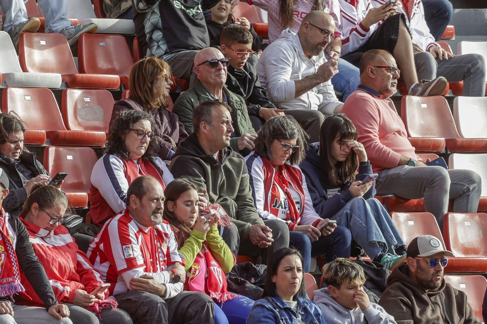 Fotos: ¿Estuviste en El Molinón viendo el Sporting-Las Palmas? ¡Búscate!