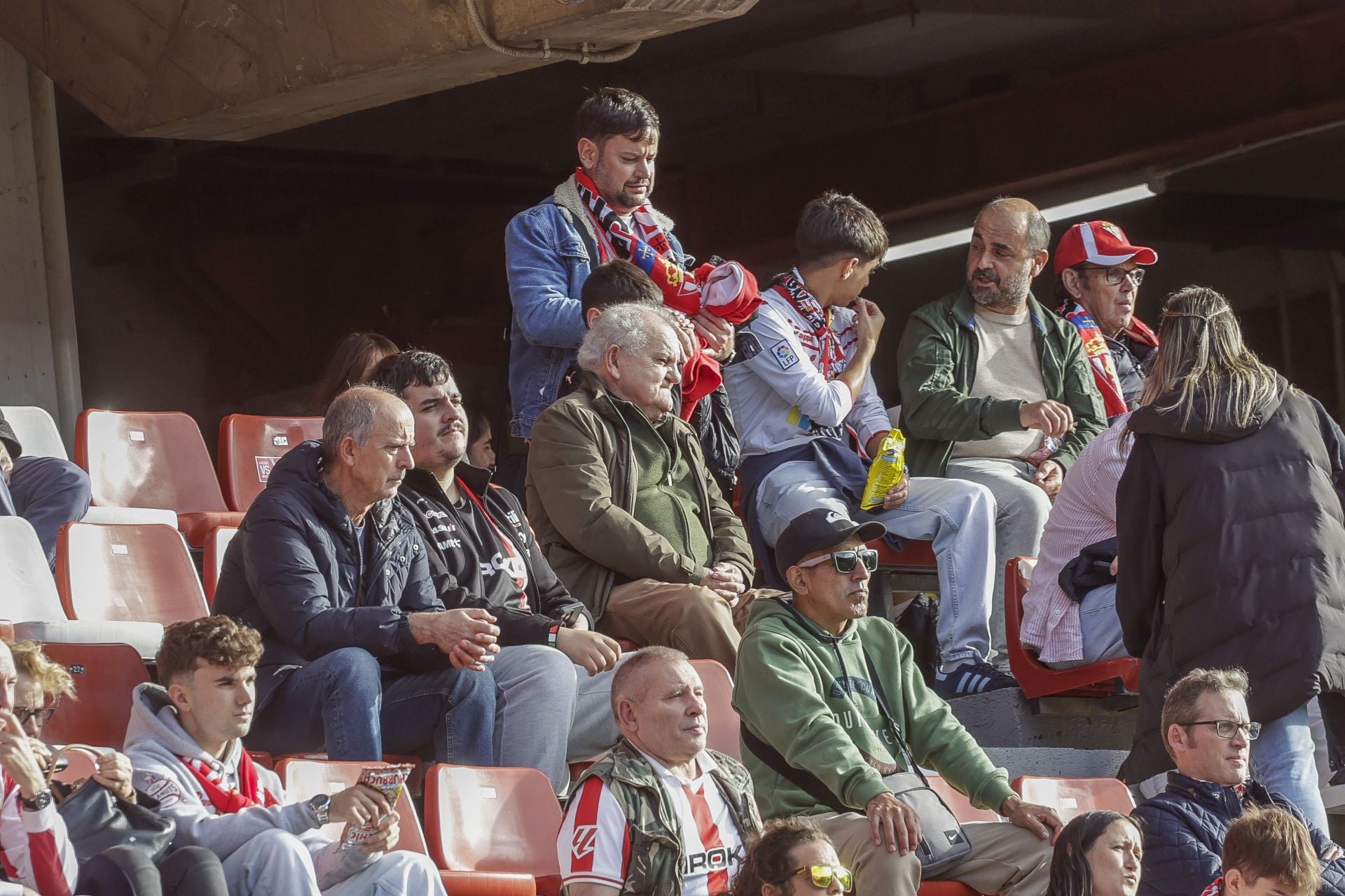 Fotos: ¿Estuviste en El Molinón viendo el Sporting-Las Palmas? ¡Búscate!