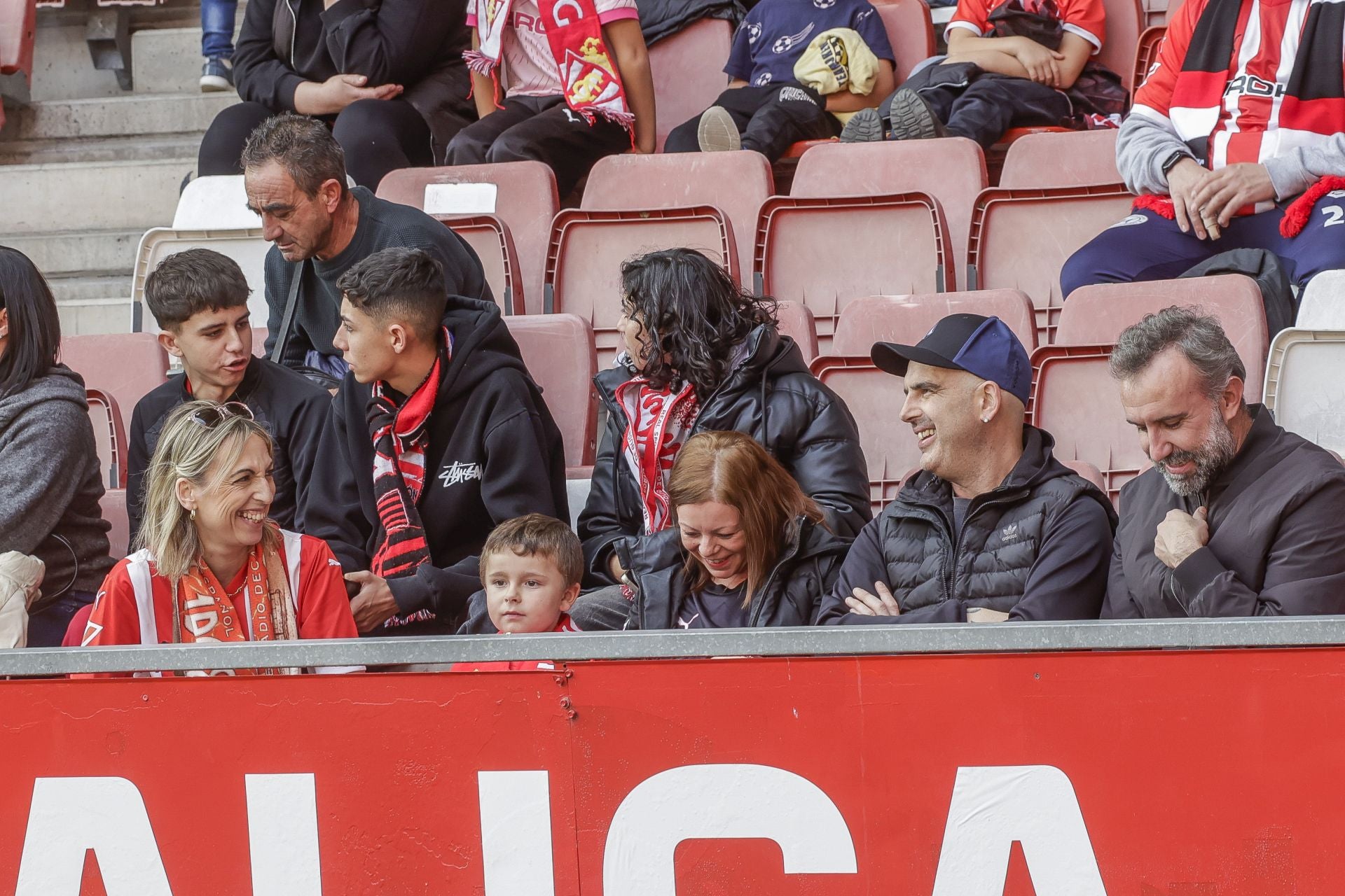 Fotos: ¿Estuviste en El Molinón viendo el Sporting-Las Palmas? ¡Búscate!