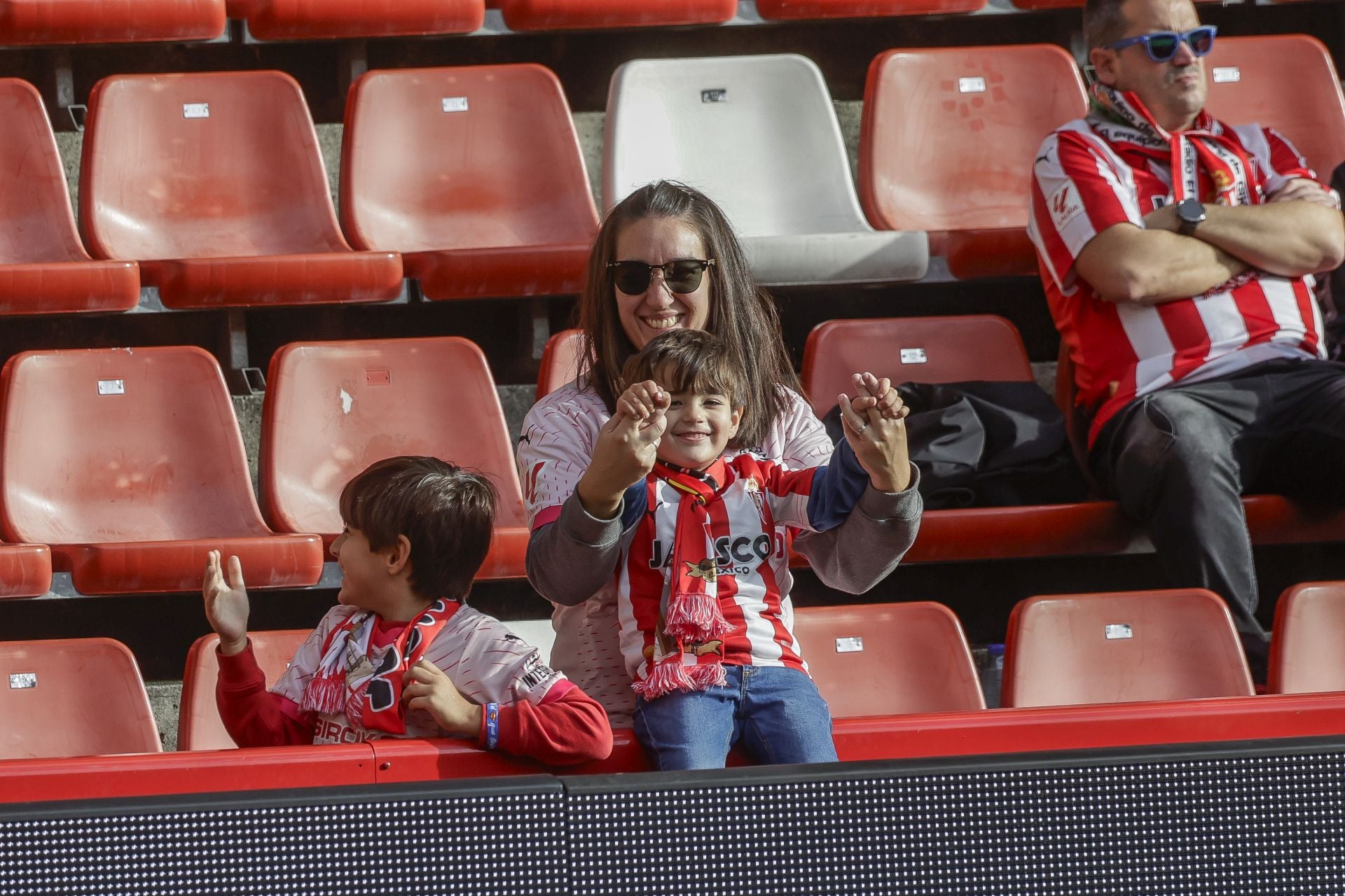 Fotos: ¿Estuviste en El Molinón viendo el Sporting-Las Palmas? ¡Búscate!