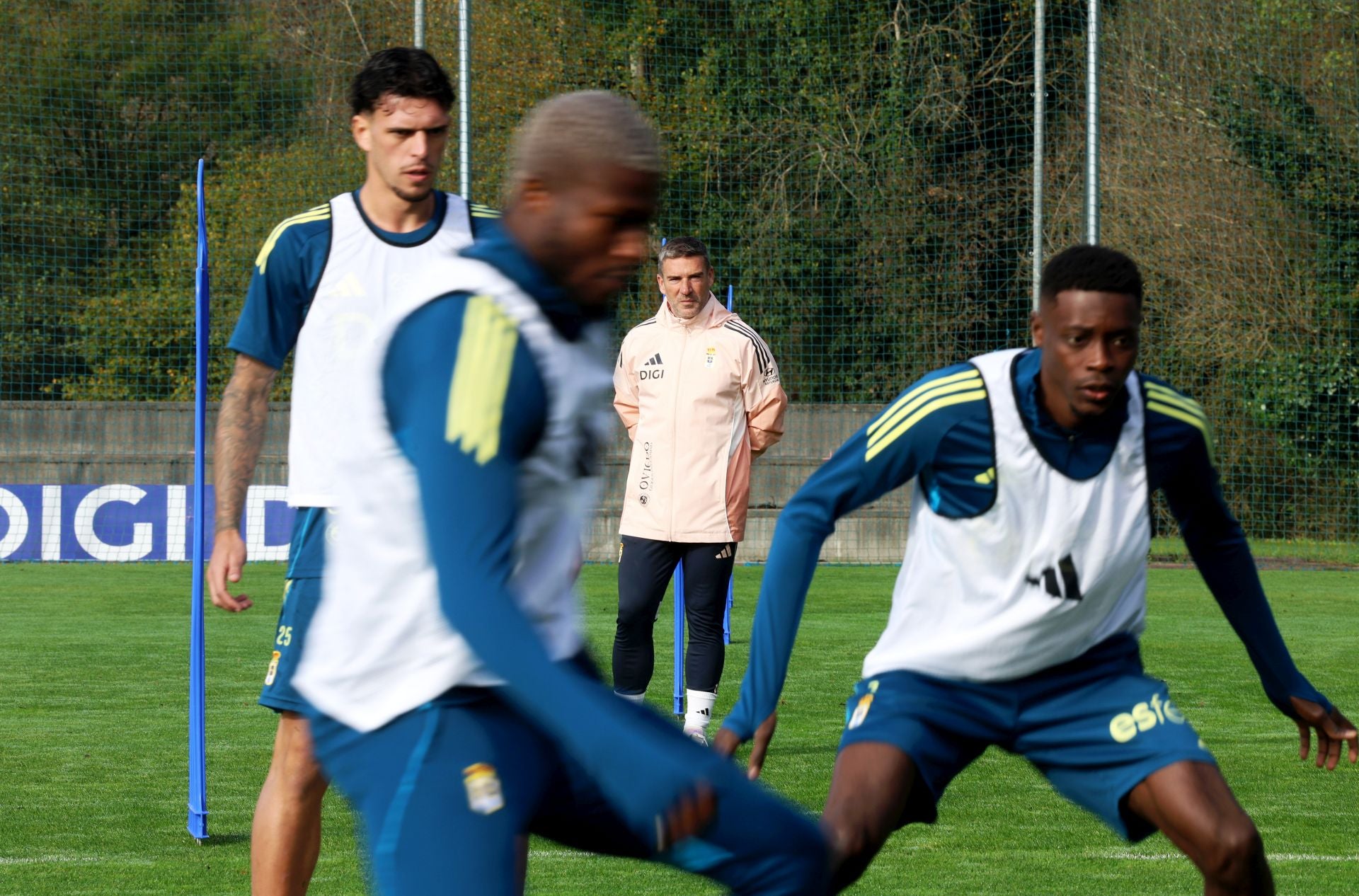 Fotos y autógrafos antes del último entrenamiento del Real Oviedo