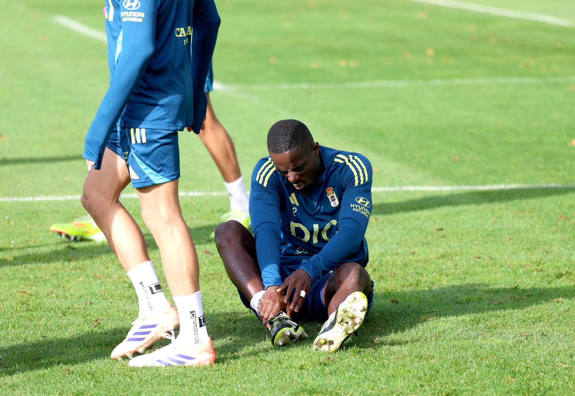 Fotos y autógrafos antes del último entrenamiento del Real Oviedo