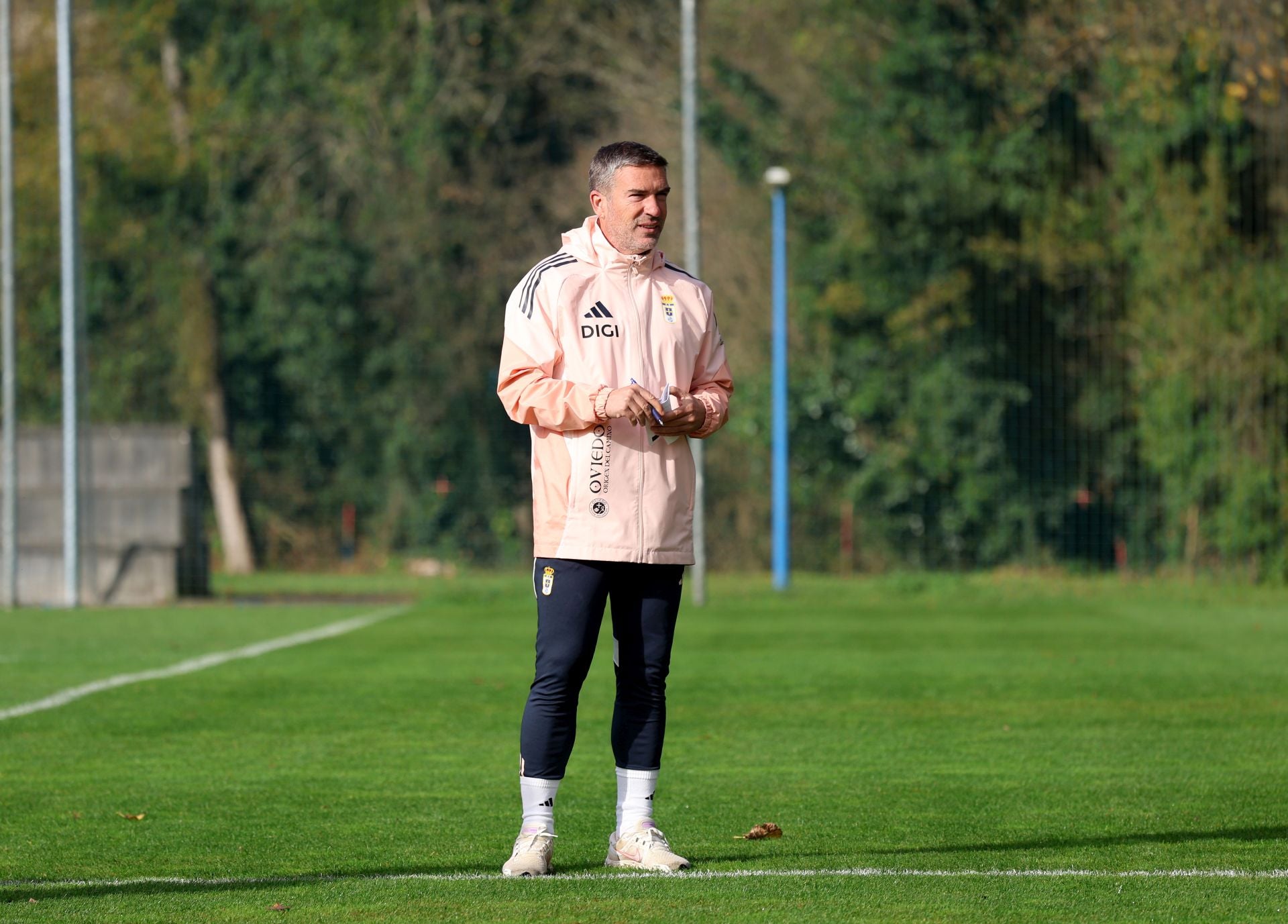 Fotos y autógrafos antes del último entrenamiento del Real Oviedo