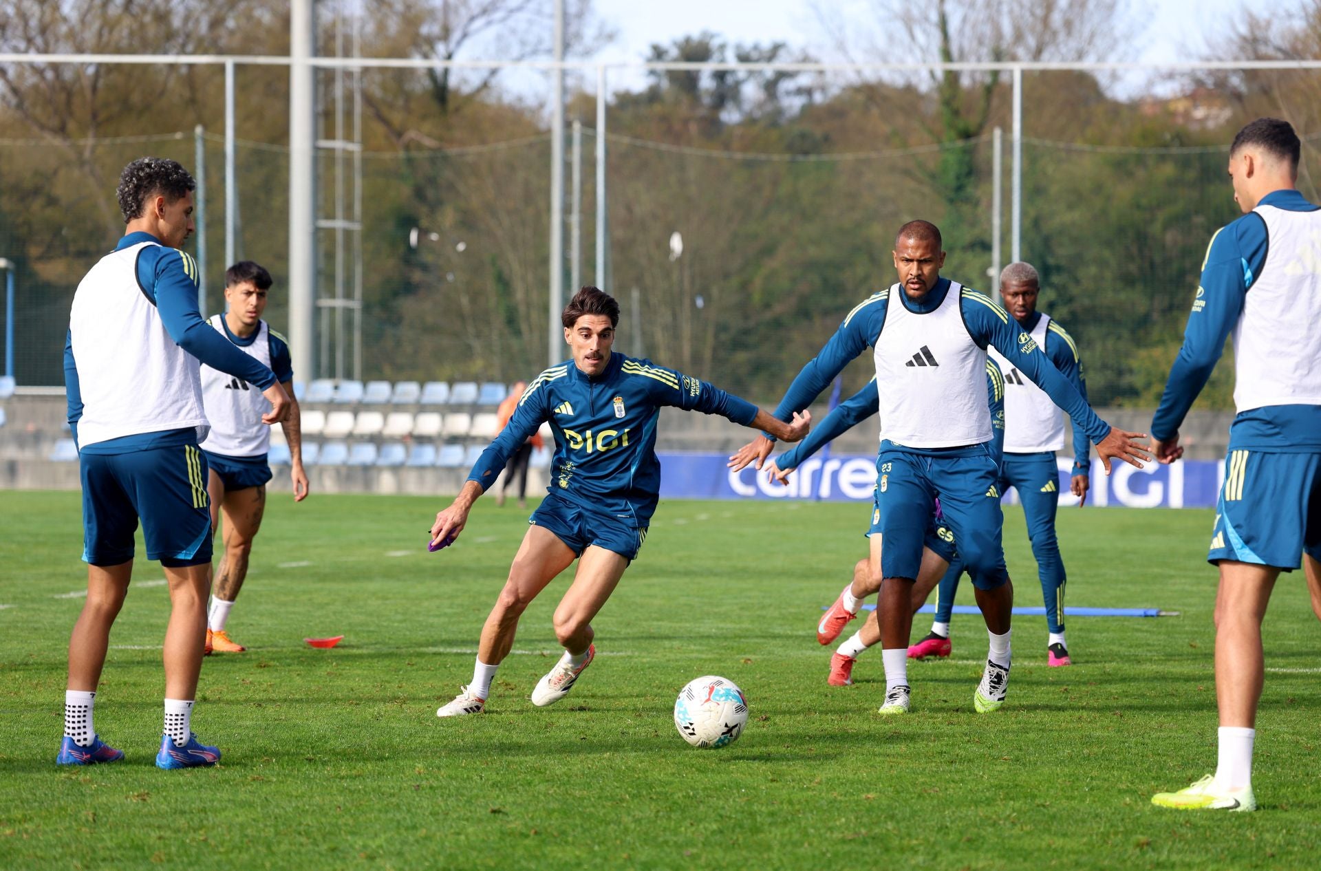 Fotos y autógrafos antes del último entrenamiento del Real Oviedo