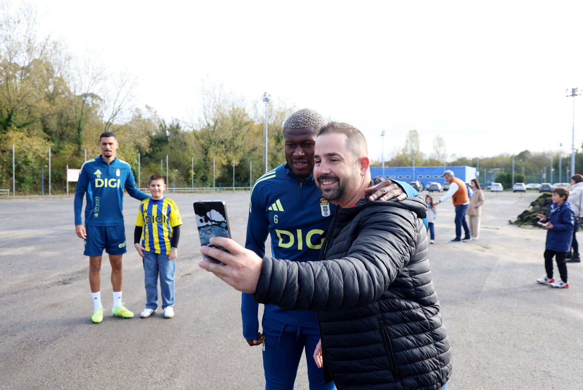 Fotos y autógrafos antes del último entrenamiento del Real Oviedo