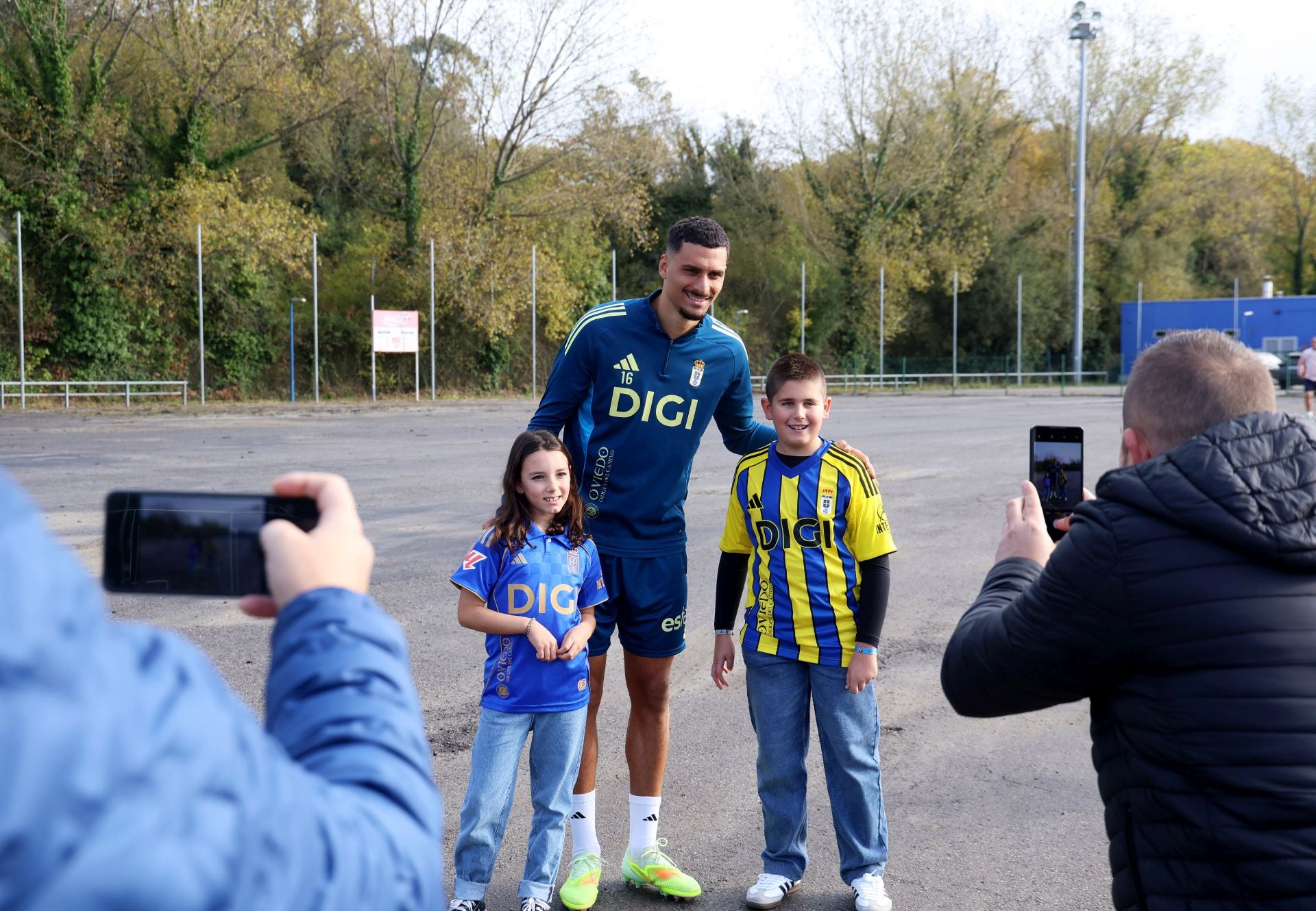 Fotos y autógrafos antes del último entrenamiento del Real Oviedo