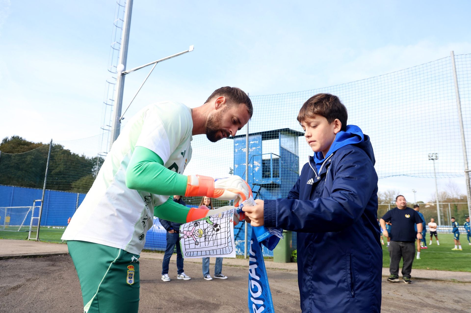 Fotos y autógrafos antes del último entrenamiento del Real Oviedo