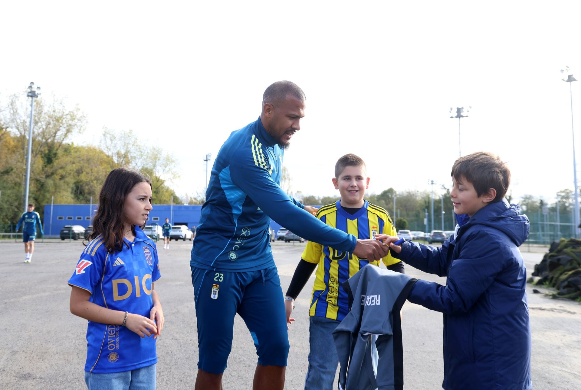Fotos y autógrafos antes del último entrenamiento del Real Oviedo