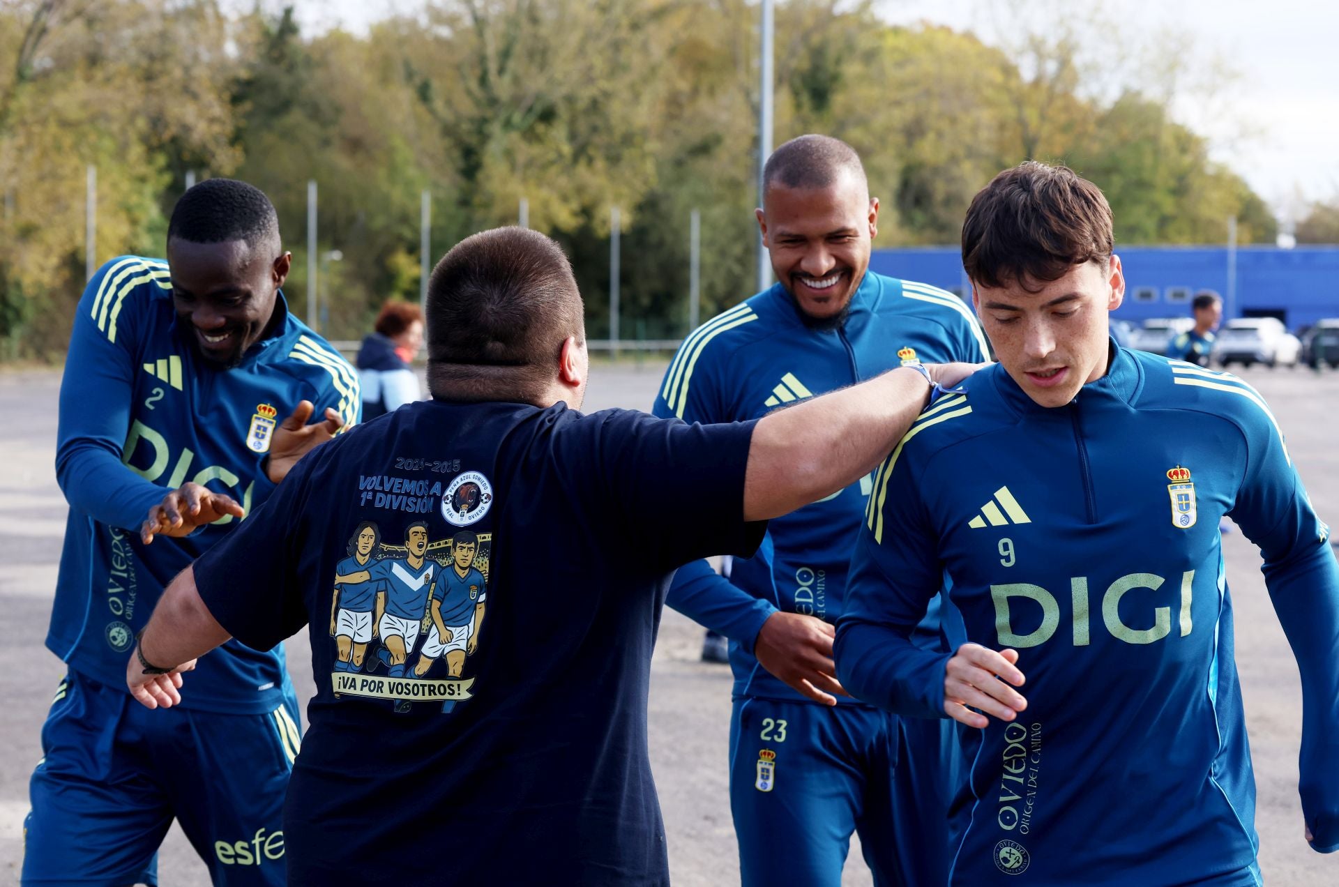 Fotos y autógrafos antes del último entrenamiento del Real Oviedo