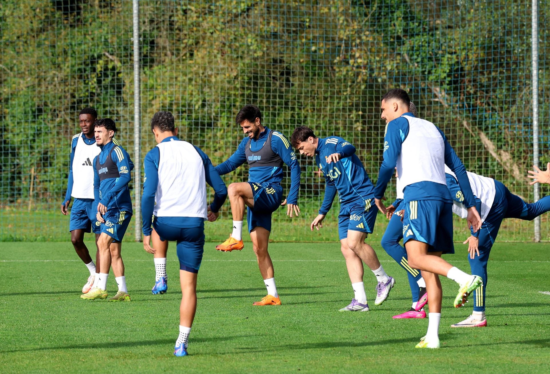 Fotos y autógrafos antes del último entrenamiento del Real Oviedo
