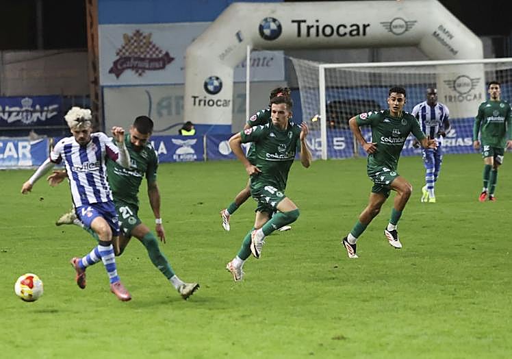 Isi Ros aguanta el balón ante la presión de Llácer.