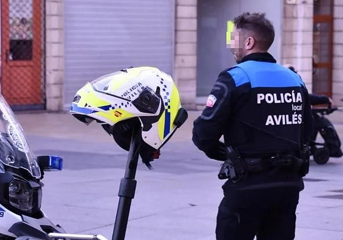 Un agente de la Policía Local de Avilés.