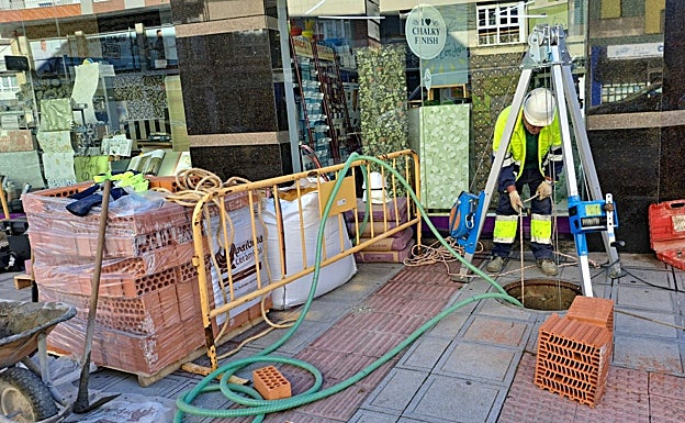 Un operario, que da asistencia a quien trabaja en el interior de la conducción.