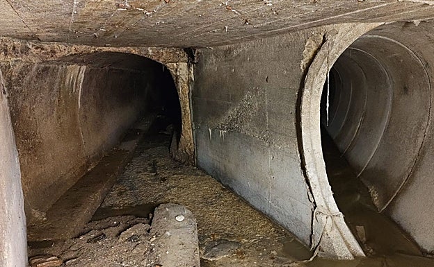 Interior del colector general de La Pola, en La Isla.