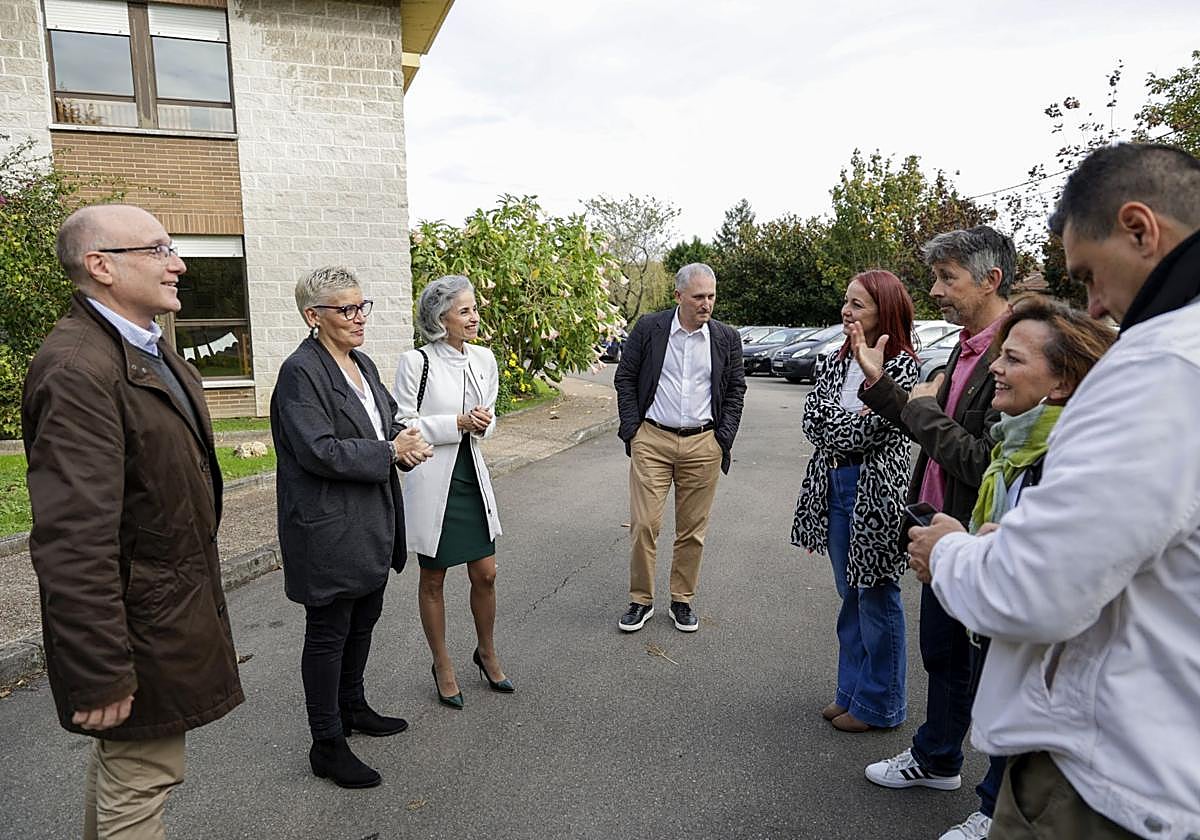 Miguel Prieto y Concepción Saavedra, director general y consejera de Salud del Principado de Asturias, con Ana Rúa, Antonio del Corro, Begoña Prunera, Pablo Puente y Charo Hernández, del equipo directivo de la Fundación Siloé, durante su visita al centro sociosanitario ubicado en Mareo (Gijón).