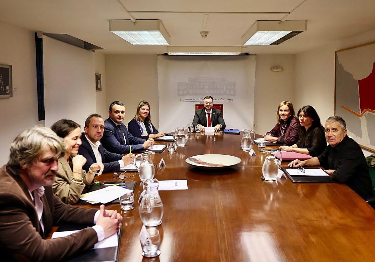 Adrián Barbón presidió la reunión del Gobierno regional, PSOE e IU-Convocatoria por Asturies con Covadonga Tomé, el pasado viernes.