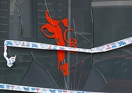 Escaparate roto en una carnicería de la calle Artillería, en Cimavilla (Gijón).