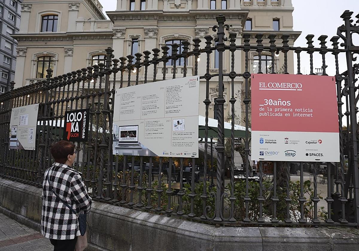 La exposición repasa las tres décadas de información digital del periódico hasta nuestros días.