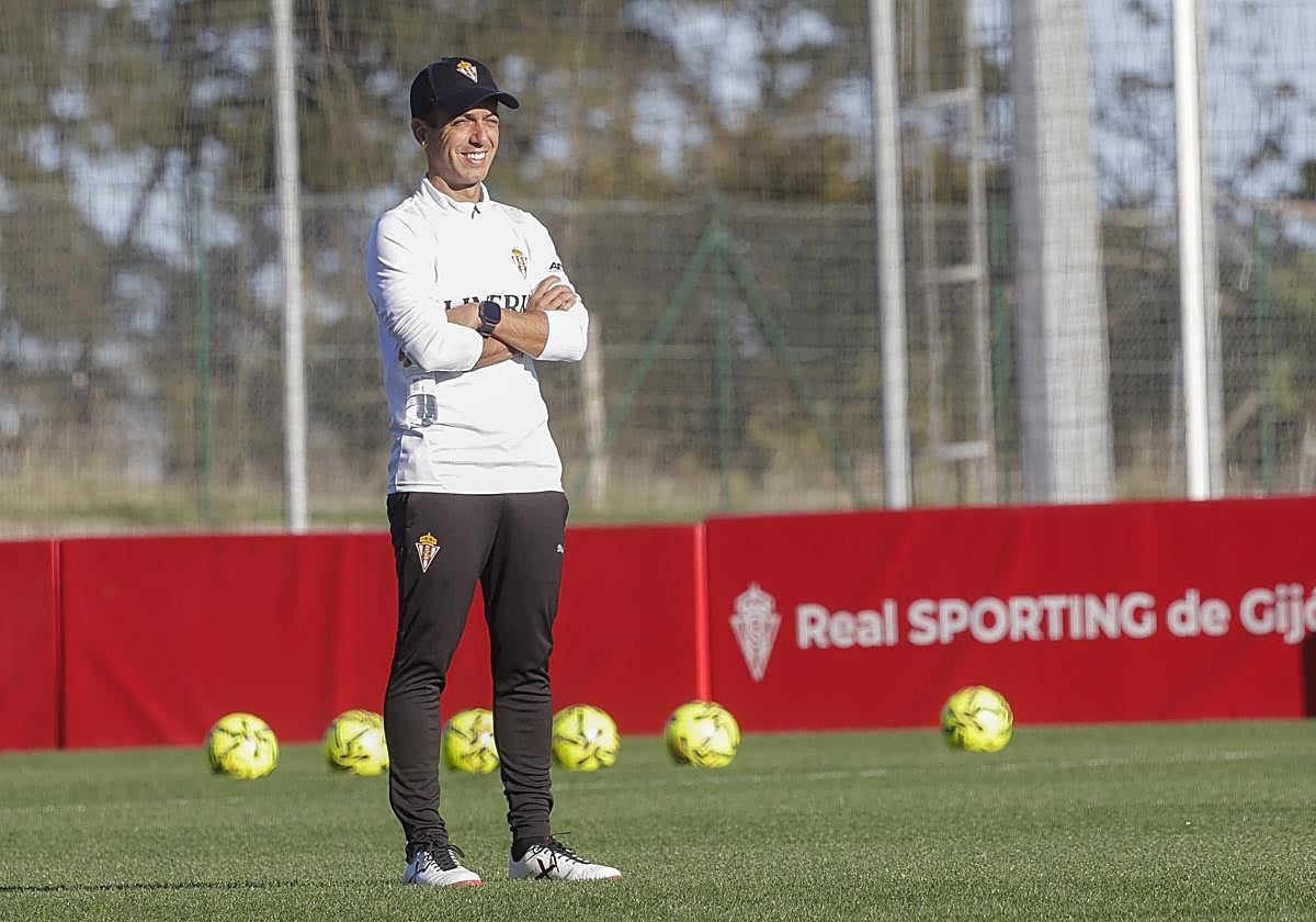 Borja Jiménez, ayer, en el campo número 1 de Mareo, antes del entrenamiento.