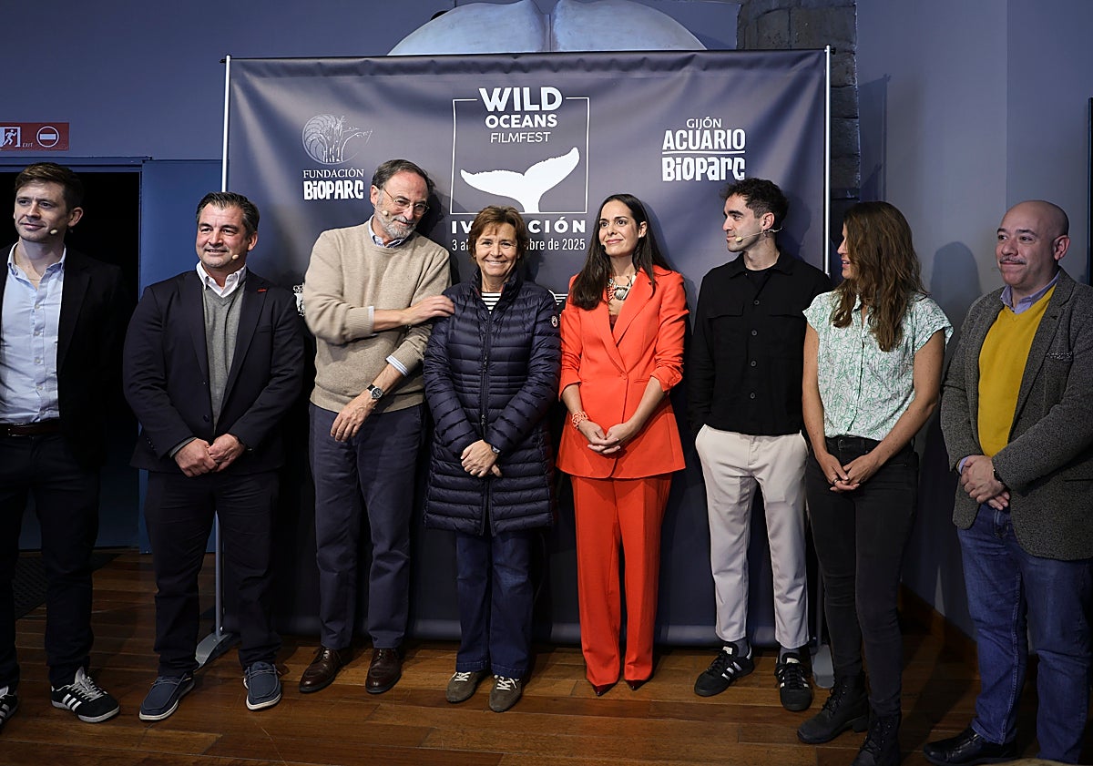 Imagen principal - Tobias Nowlan, Alejandro Beneit, Fernándo González Stiges, Carmen Moriyón, María Gálvez, Álex Avello, Jill Fergusón y Rodrigo Pintueles posan durante la presentación de la cuarta edición del Wild Oceans Film Fest en el Bioparc Acuario de Gijón. Debajo, en la sala de proyeccciones. Y sobre estas líneas, la productora Jill Ferguson.