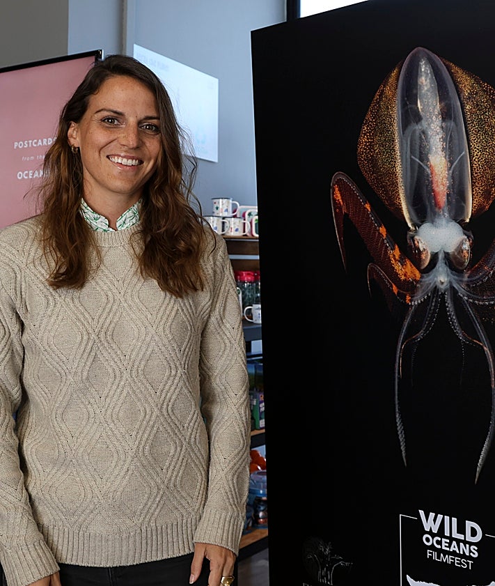 Imagen secundaria 2 - Tobias Nowlan, Alejandro Beneit, Fernándo González Stiges, Carmen Moriyón, María Gálvez, Álex Avello, Jill Fergusón y Rodrigo Pintueles posan durante la presentación de la cuarta edición del Wild Oceans Film Fest en el Bioparc Acuario de Gijón. Debajo, en la sala de proyeccciones. Y sobre estas líneas, la productora Jill Ferguson.
