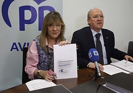 Esther Llamazares muestra el informe de la Sindicatura de Cuentas, a su lado José Agustín Cuervas-Mons.