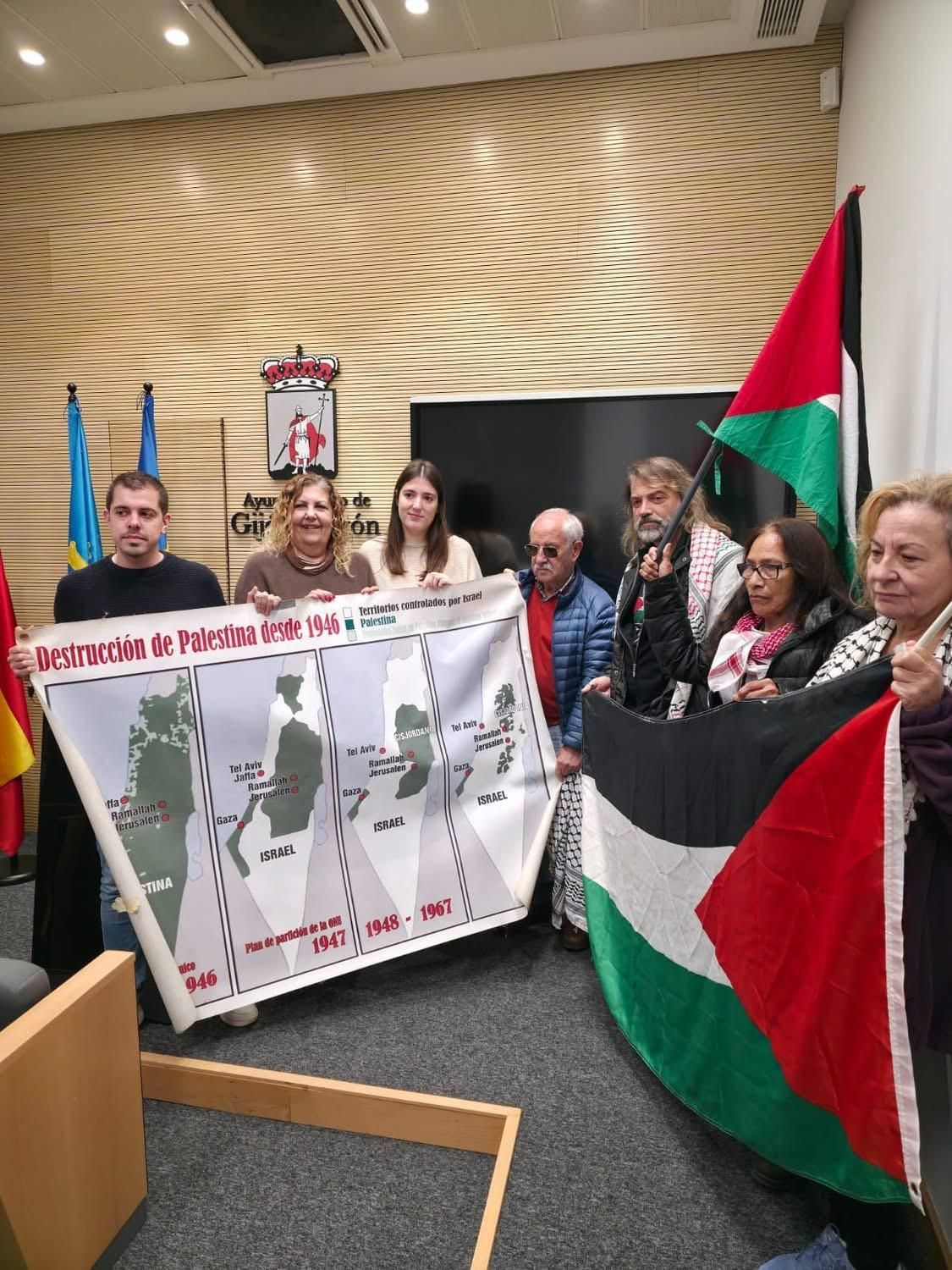 Representantes municipales y activistas en el Consistorio.