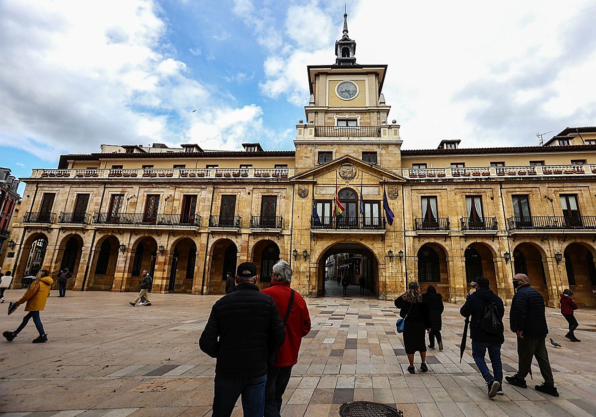 «Apuesto un café a Canteli y Cuesta a que no van a hacer ninguna de las obras con el remanente», reta el portavoz socialista en Oviedo, Carlos Llaneza