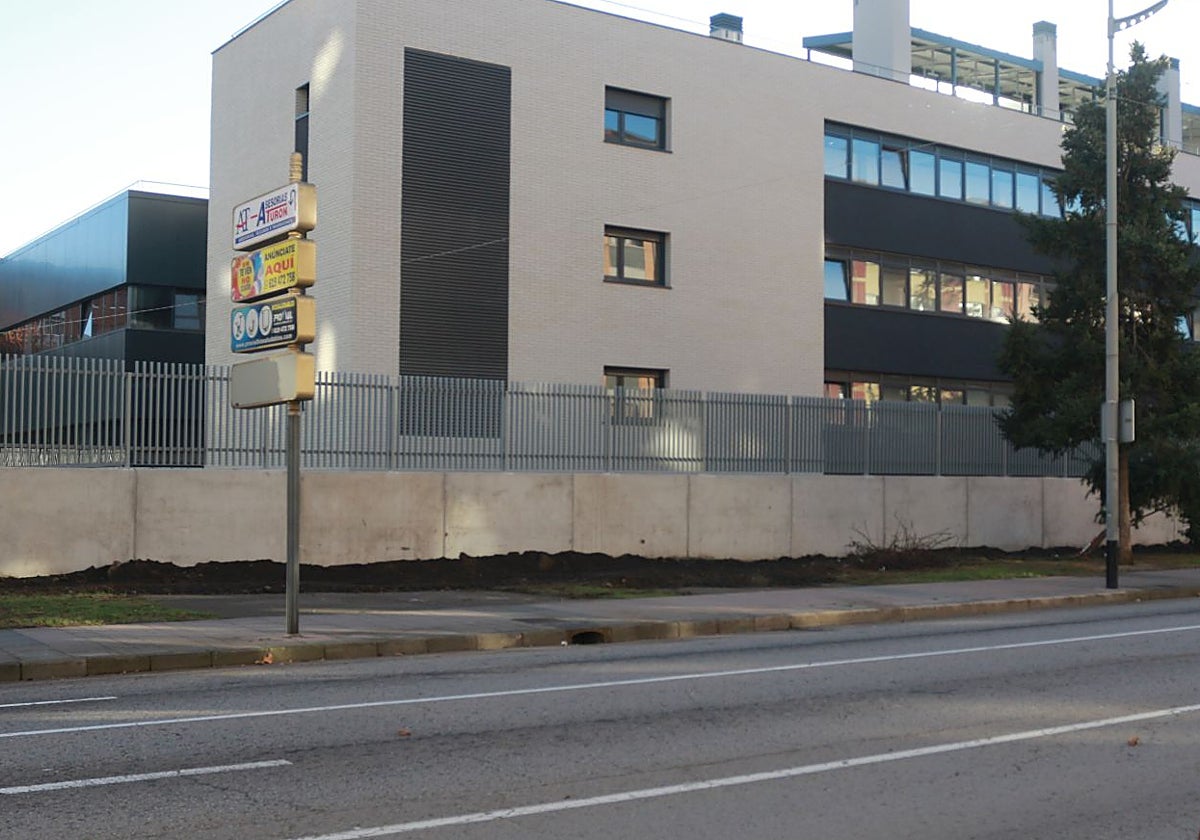 Estado que presenta el nuevo cuartel de la Guardia Civil, en la avenida de México de Mieres.