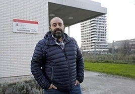 José Luis García Nicieza, presidente de la asociación de vecinos de Veriña, en la sede vecinal.