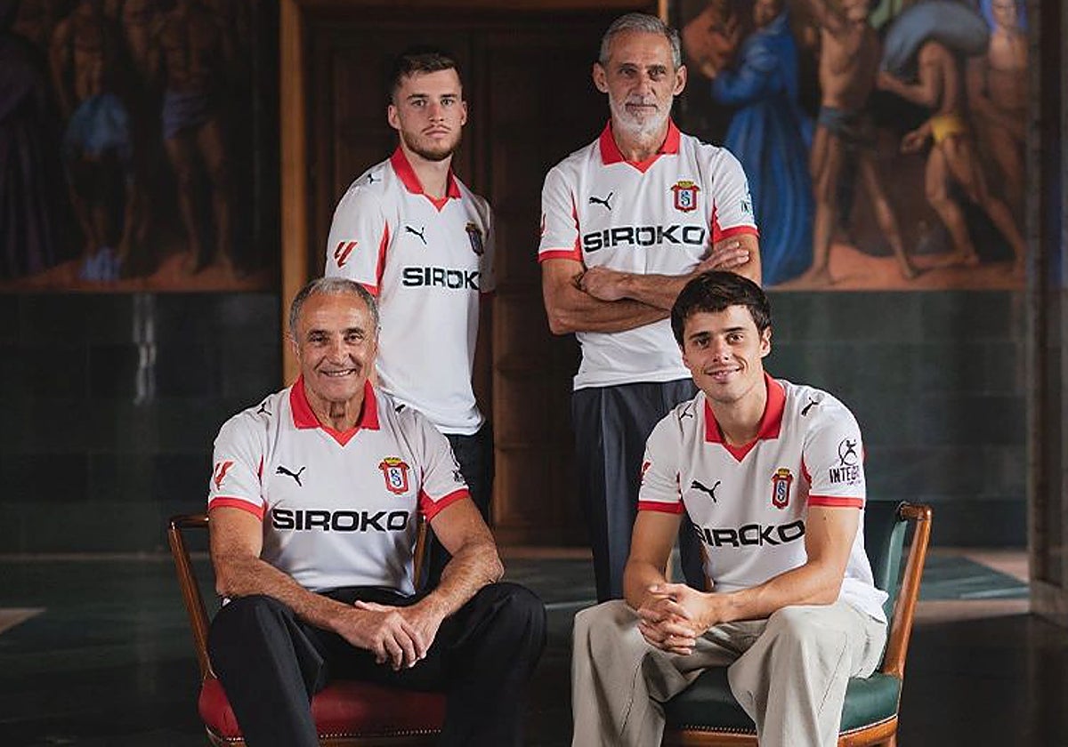 Guille y Gaspar, con Jiménez y Joaquín, en una imagen promocional de la tercera camiseta.