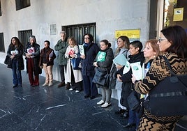 Representantes sindicales, antes de la reunión con la consejera de Educación.