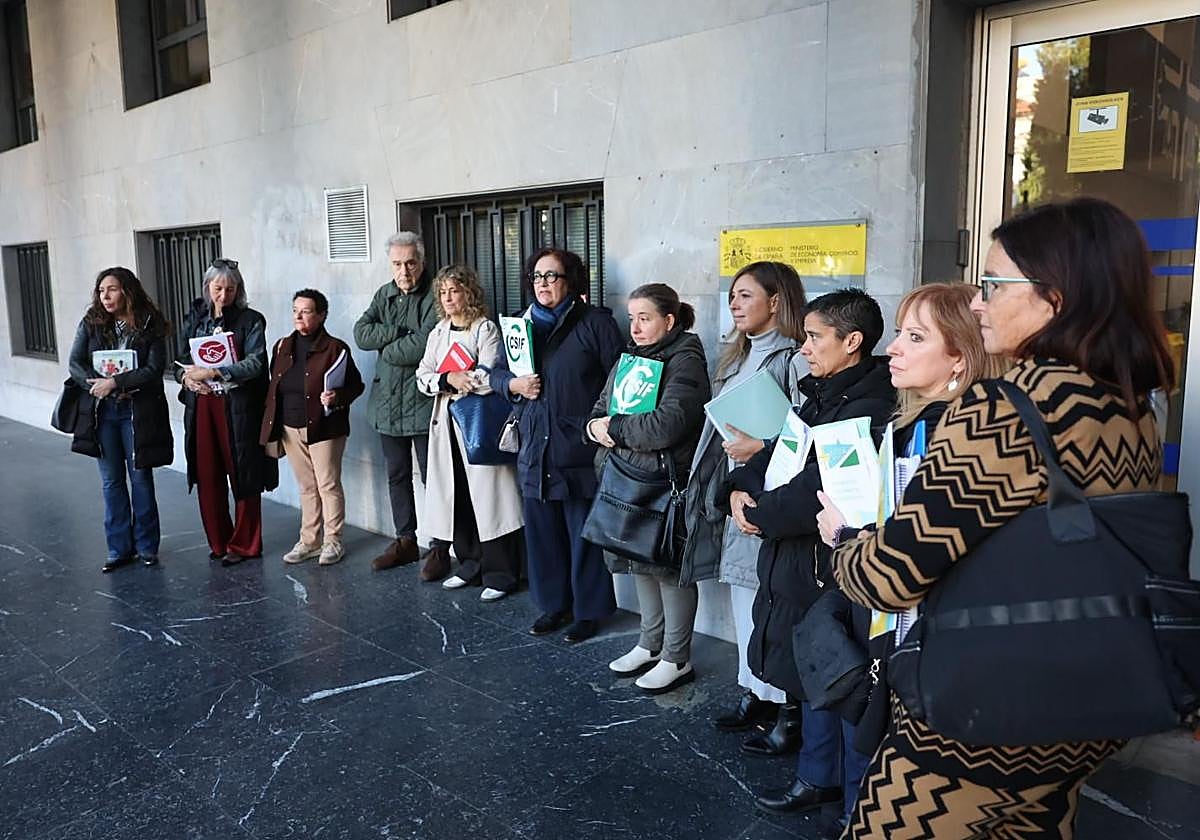 Representantes sindicales, antes de la reunión con la consejera de Educación.