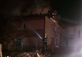 Los bomberos trabajan en la extinción de las llamas.