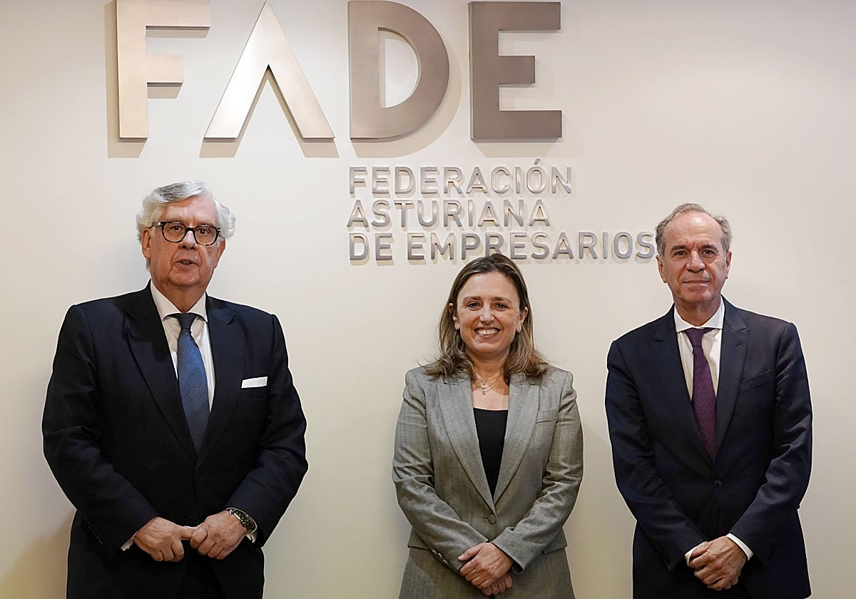 Juan Manuel Vieites, presidente de Confederación de Empresarios de Galicia (CEG), María Calvo, presidenta de Fade, y Juan María Vallejo, presidente de la Federación de Empresarios de León (Fele), tras la reunión en Oviedo.