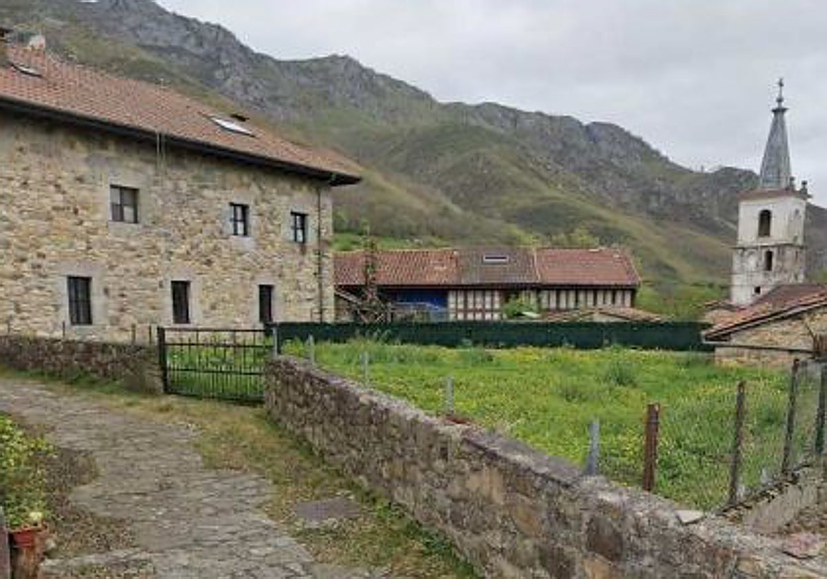 Edificio actual, junto al que se construirá otro en Soto de Agues.