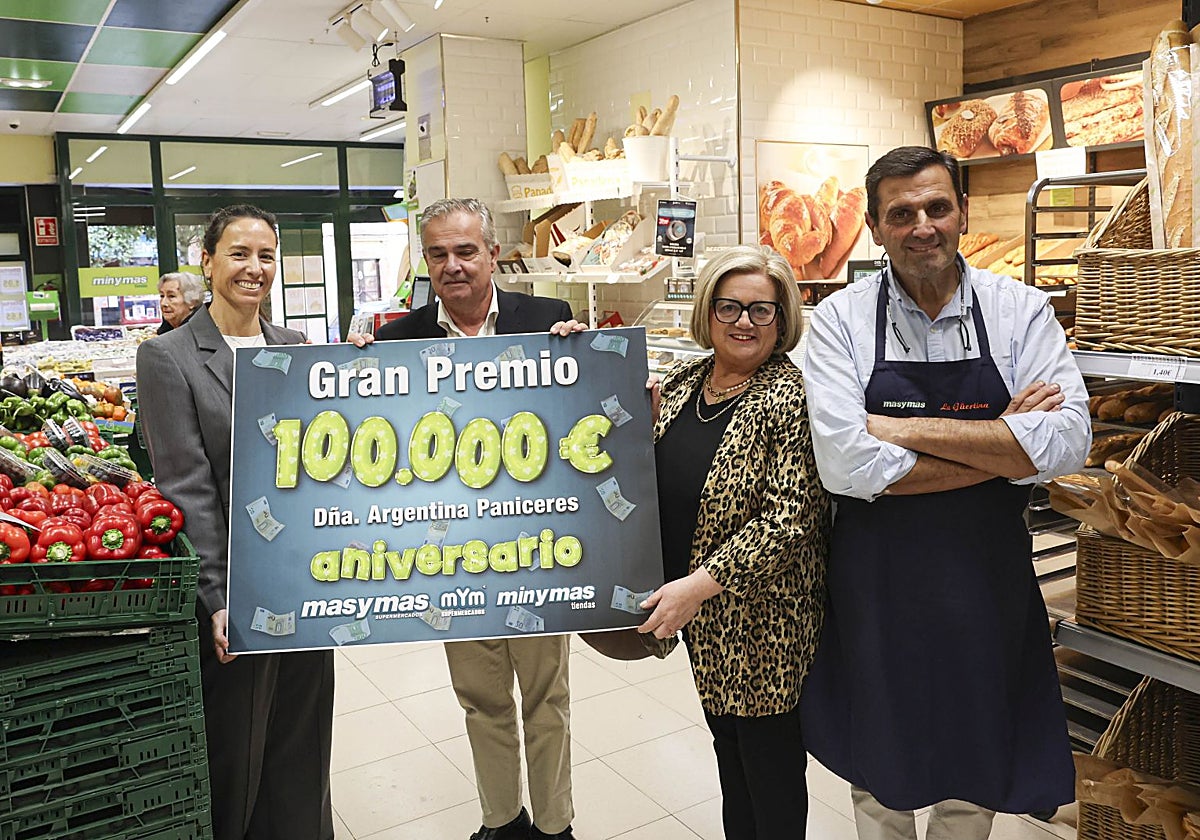 La agraciada, Argentina Paniceres, recoge el cheque en El Barrón.