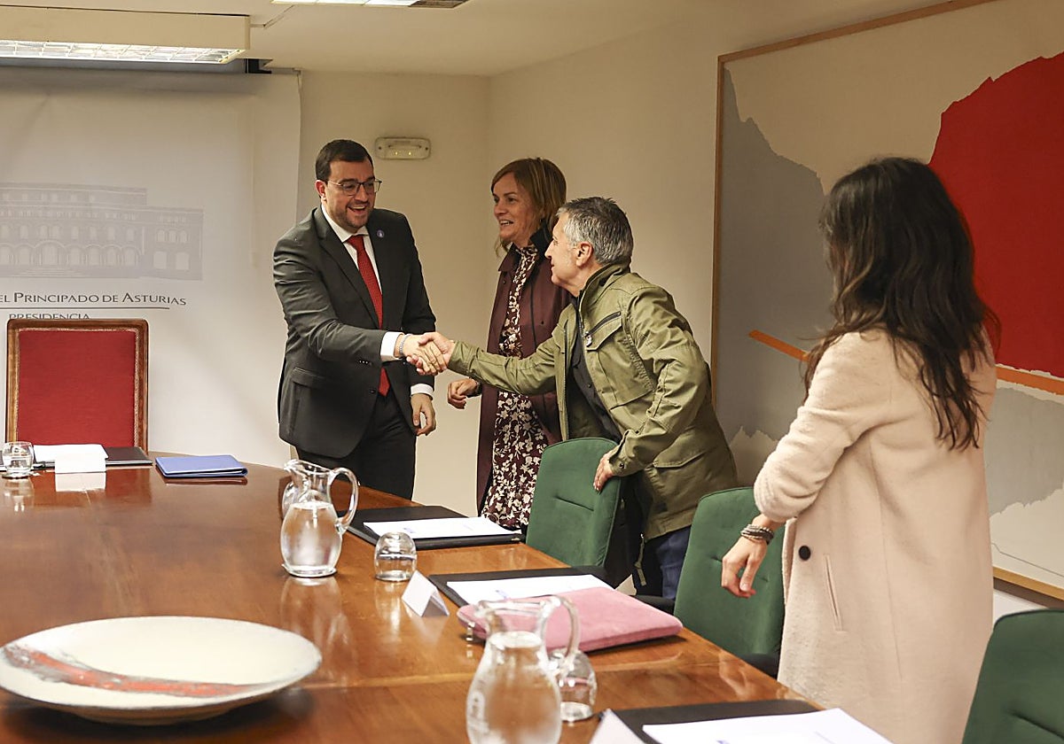 Barbón saluda a Covadonga Tomé y a su equipo en la reunión del pasado viernes.