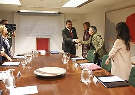 Barbón saluda a Covadonga Tomé y a su equipo en la reunión del pasado viernes.