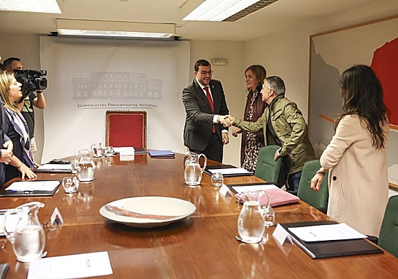 Barbón saluda a Covadonga Tomé y a su equipo en la reunión del pasado viernes.