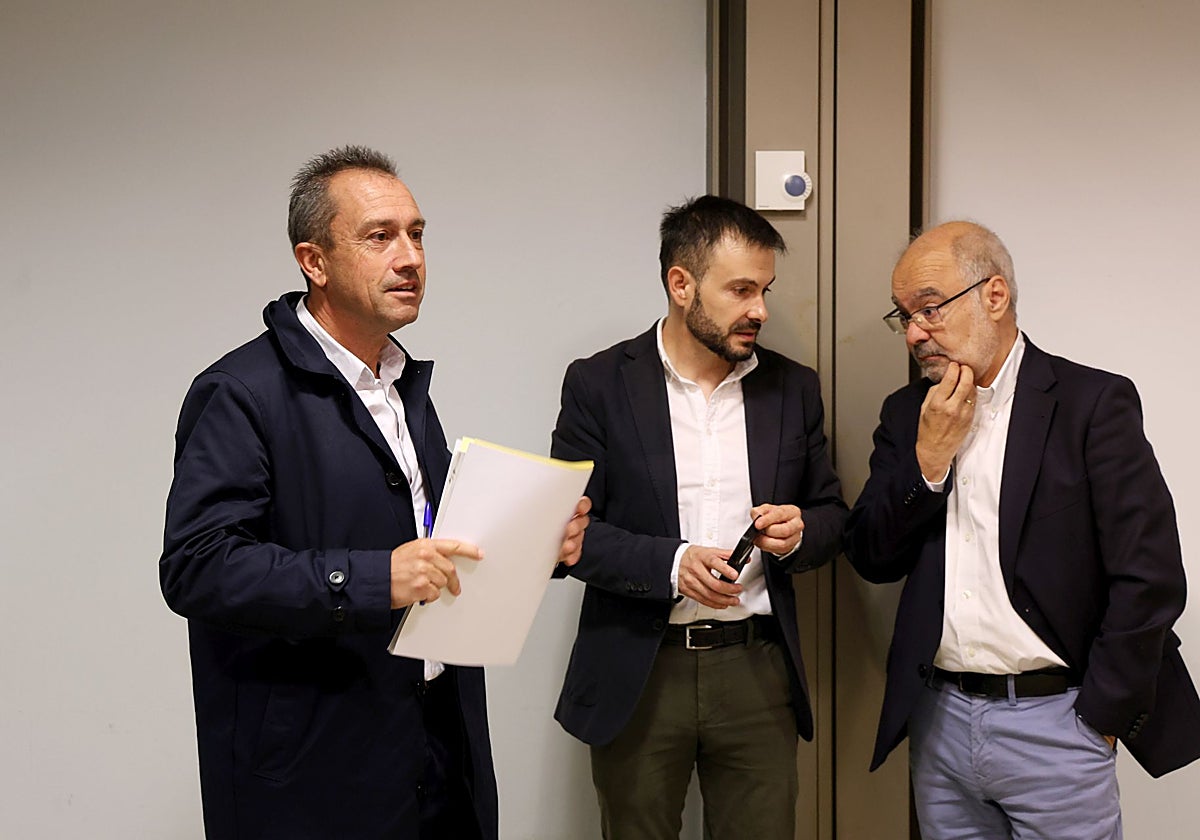 Ovidio Zapico, Daniel Sánchez y José María González Gancedo, tras la presentación de Alquilámoste.