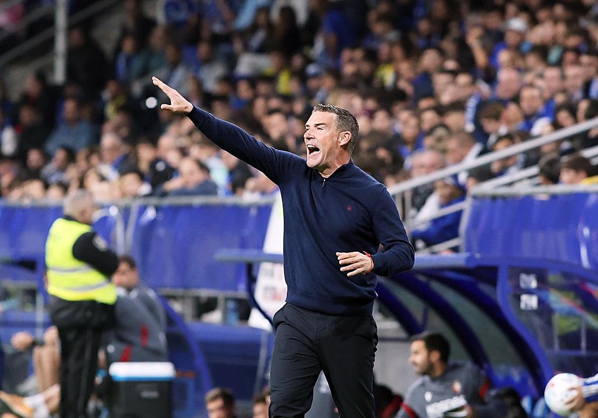 Carrión da instrucciones a sus futbolistas durante el encuentro.
