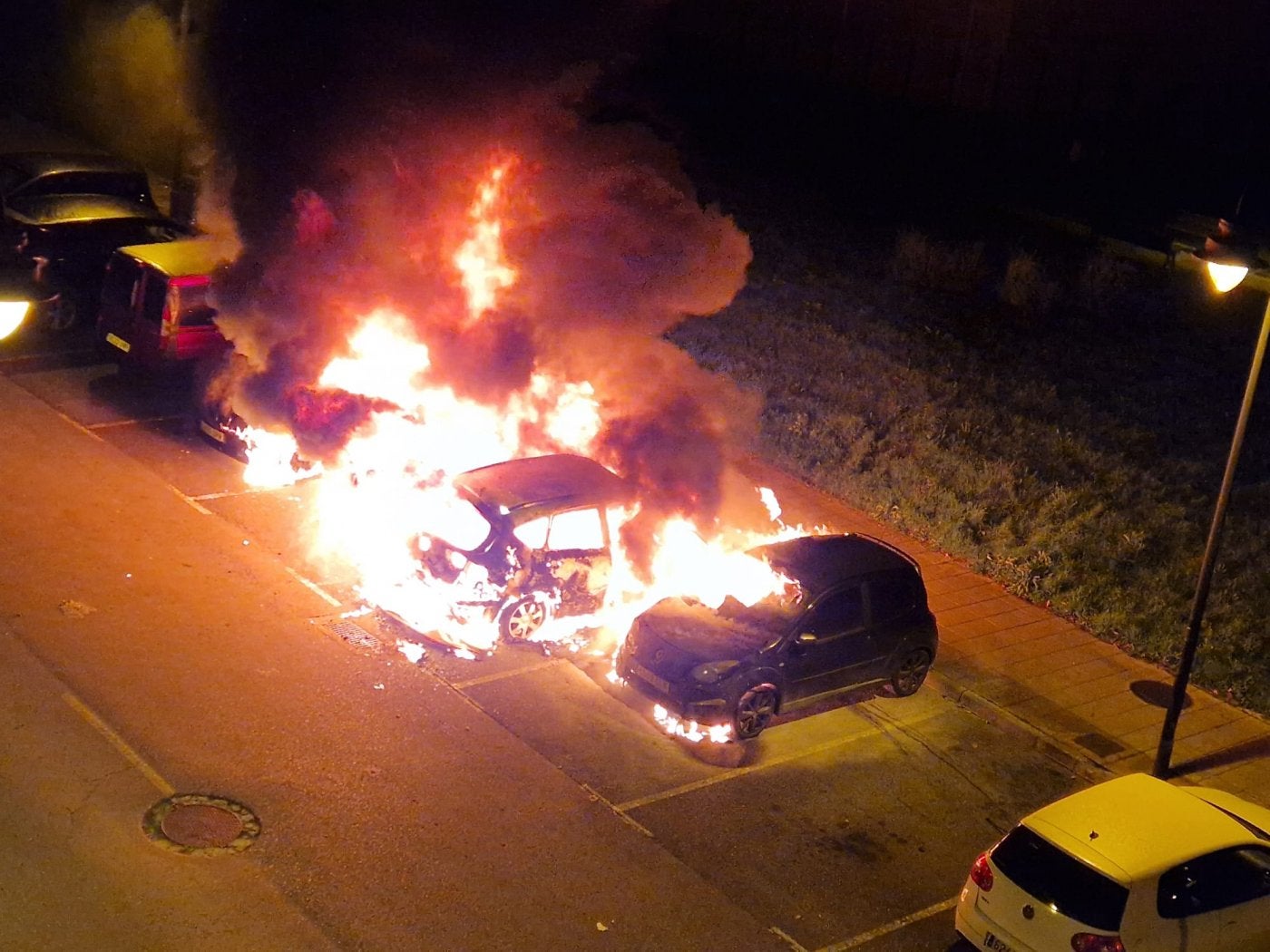 Las llamas devoraron cinco vehículos.