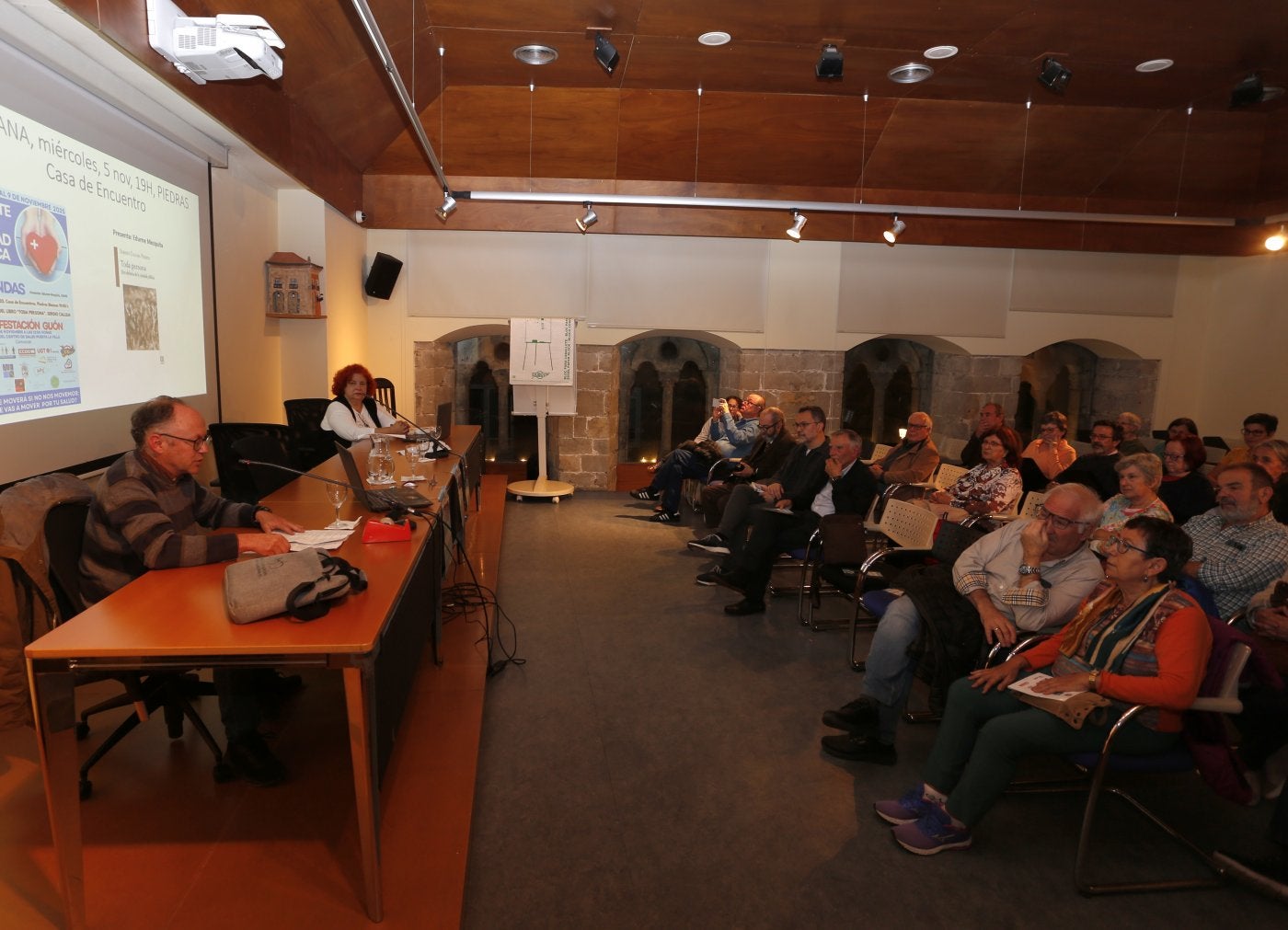 Valdecarzana se llenó para la mesa redonda sobre la sanidad.