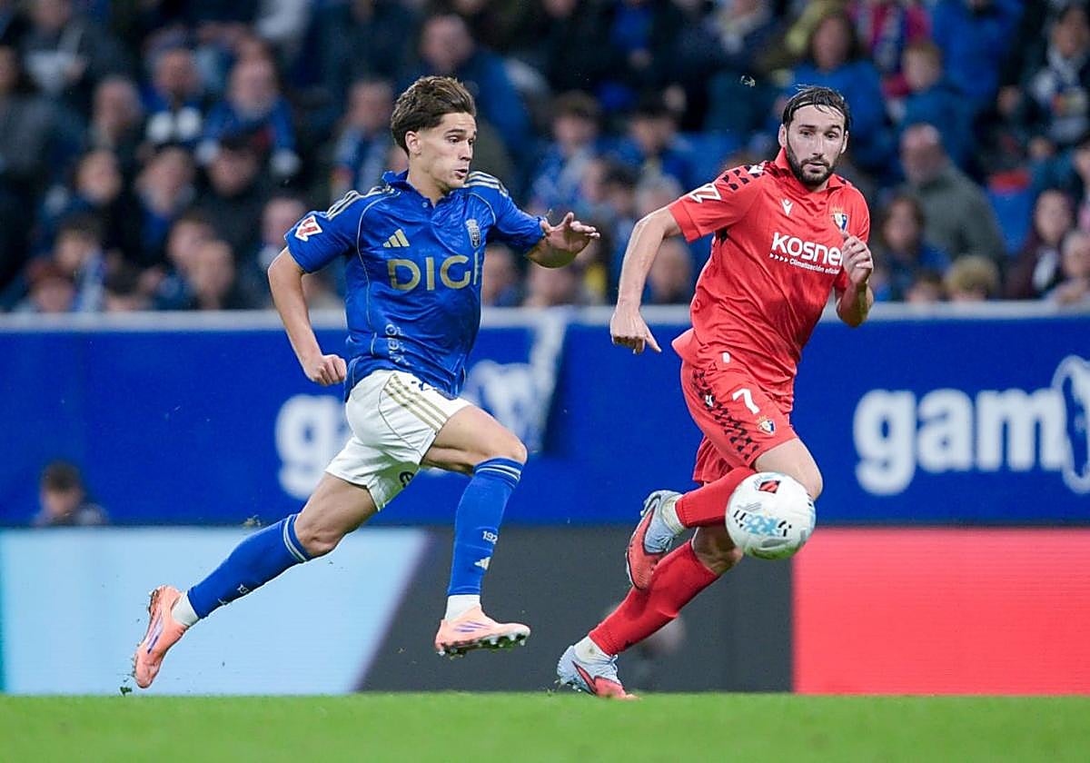 Agudín disputa un balón con el osasunista Moncayola.