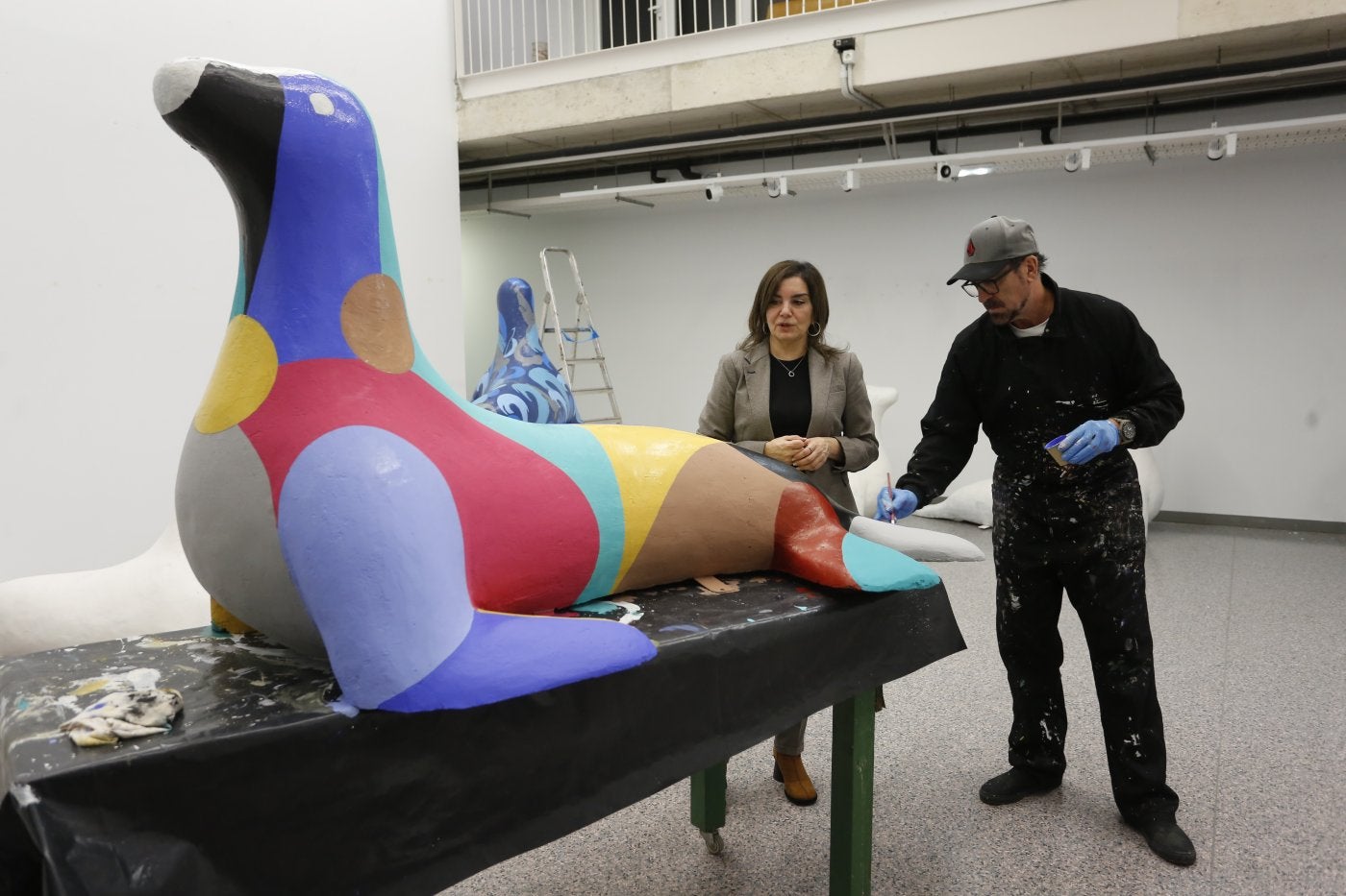 La edil Yolanda Alonso junto al artista Martín Fores.